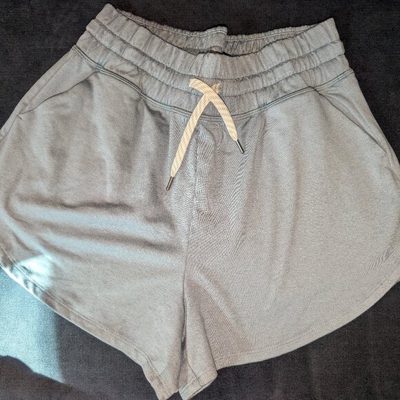 Vuori Pants - Vuori Halo Performance Shorts 2.0 - Size M - Color - Smoke Blue Heather